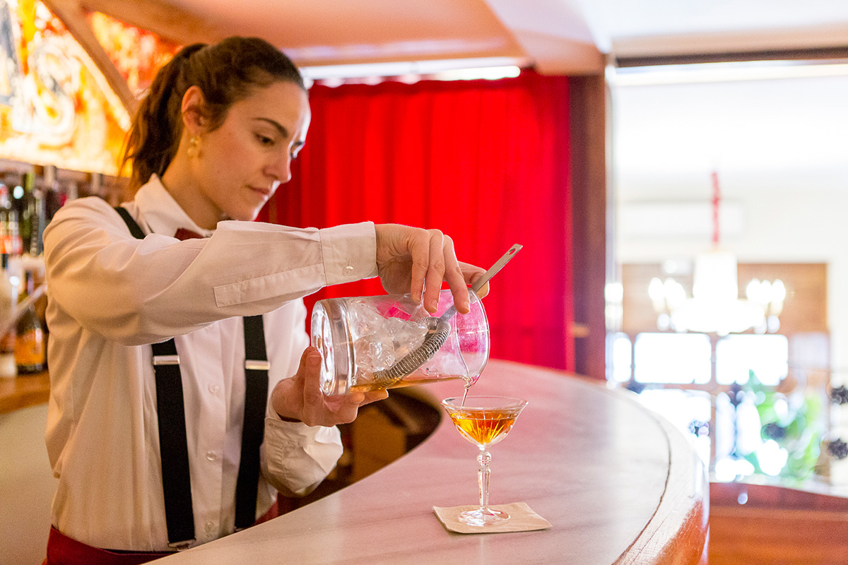 En la planta superior del 'Bar Muy Buenas' se encuentra la coctelería, únicamente utilizan licores catalanes. En la planta superior del 'Bar Muy Buenas' se encuentra la coctelería, únicamente utilizan licores catalanes.
