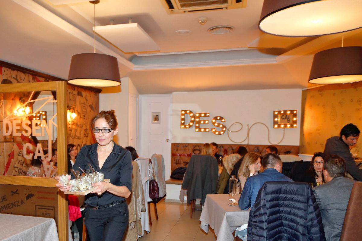 El restaurante siempre está lleno. El restaurante siempre está lleno.