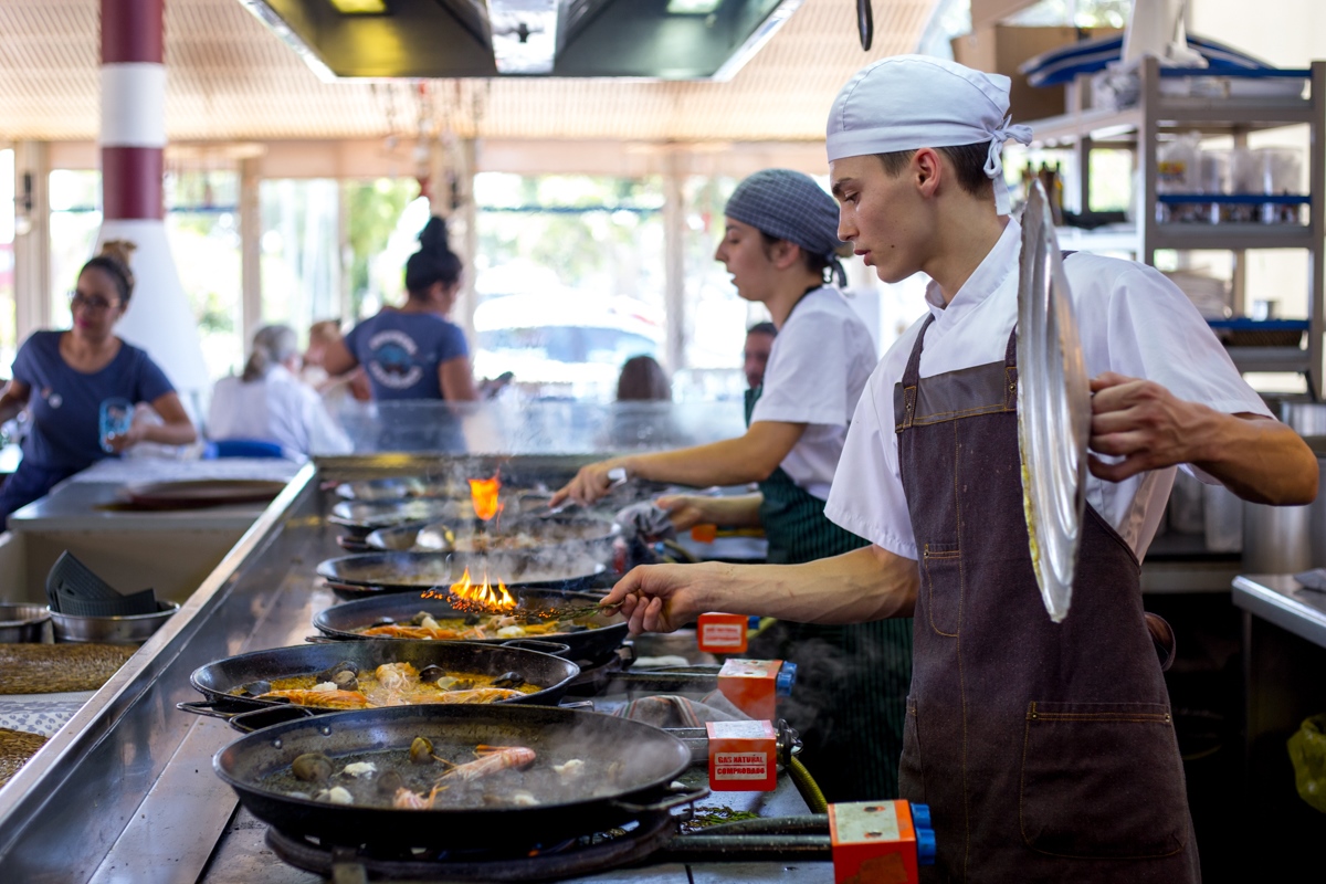 Los encargados de hacer del arroz en el Escribà comparten espacio con los clientes. Los encargados de hacer del arroz en el Escribà comparten espacio con los clientes.