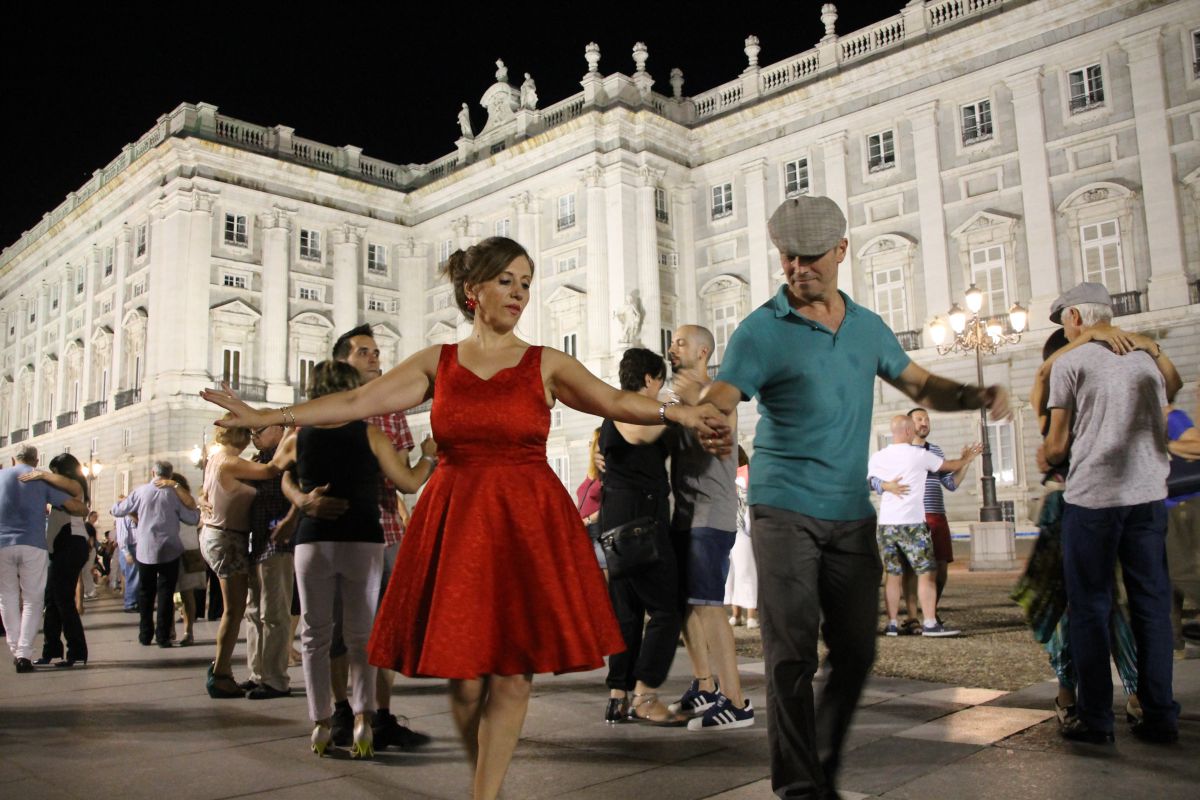 Bailando junto al Palacio Real de la Plaza de Oriente, de Madrid. Foto: Veranos de la Villa. Bailando junto al Palacio Real de la Plaza de Oriente, de Madrid. Foto: Veranos de la Villa.