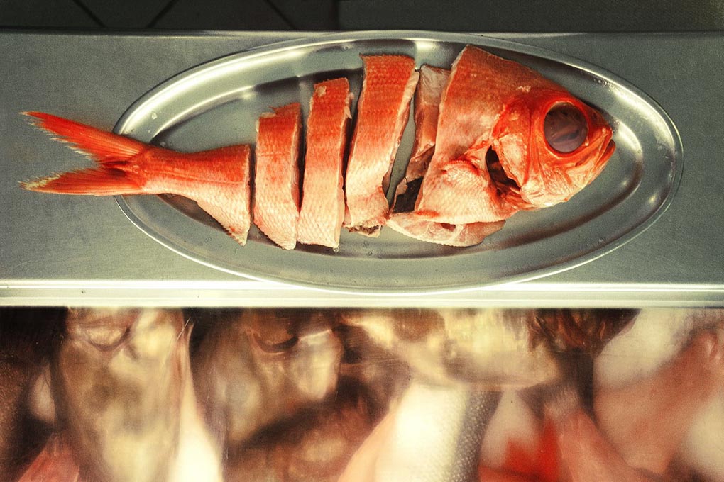 Solemos imaginar la parrilla repleta de carne, pero los pescados también la ocupan con gracia. Foto: Güeyu Mar. Solemos imaginar la parrilla repleta de carne, pero los pescados también la ocupan con gracia. Foto: Güeyu Mar.