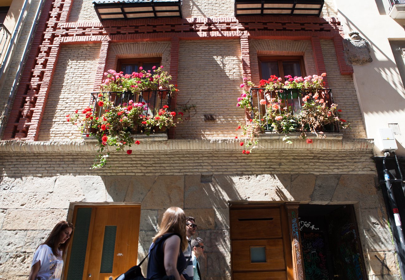 Pamplona - Balcones adornados con geranios Pamplona - Balcones adornados con geranios