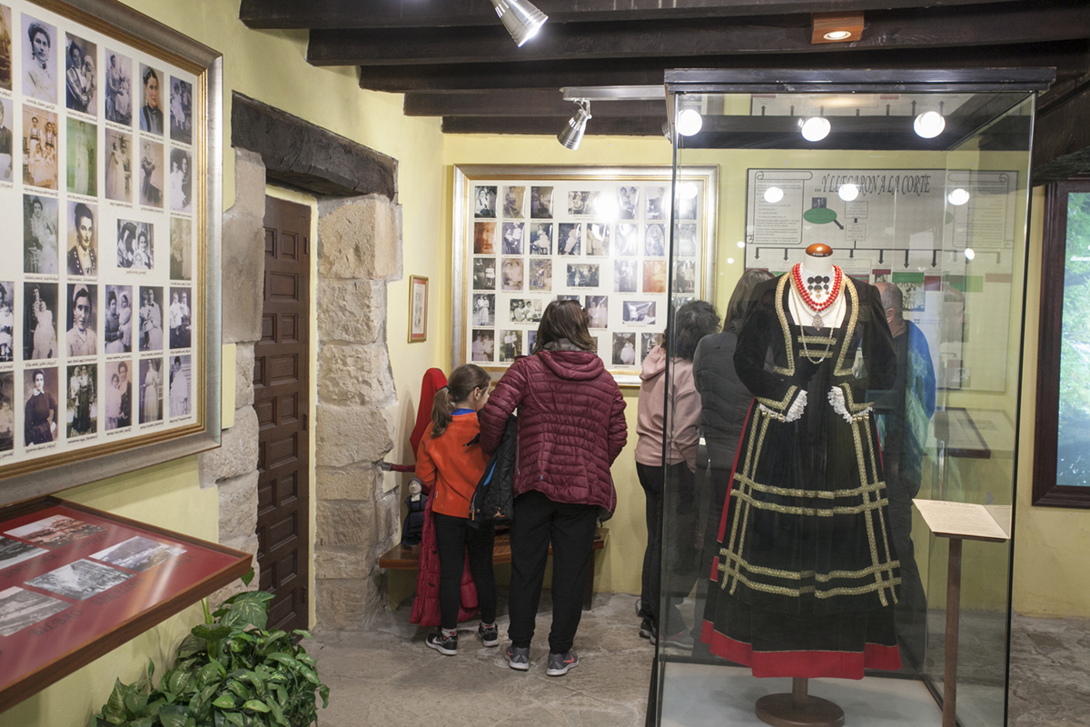 Museo de las Amas de Cría. Selaya. Cantabria. Hay niños de la comarca que buscan a sus bisabuelas en las fotos. Museo de las Amas de Cría. Selaya. Cantabria. Hay niños de la comarca que buscan a sus bisabuelas en las fotos.