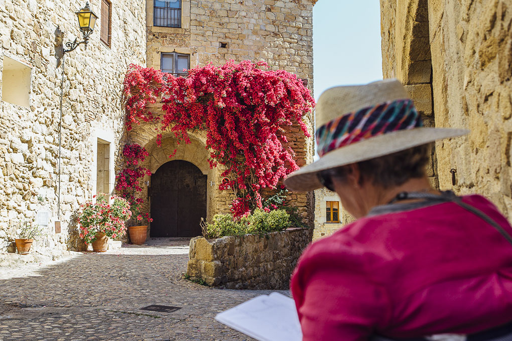 Un grupo de mujeres de Estados Unidos y Canadá acude al pueblo a pintar sus rincones. Un grupo de mujeres de Estados Unidos y Canadá acude al pueblo a pintar sus rincones.