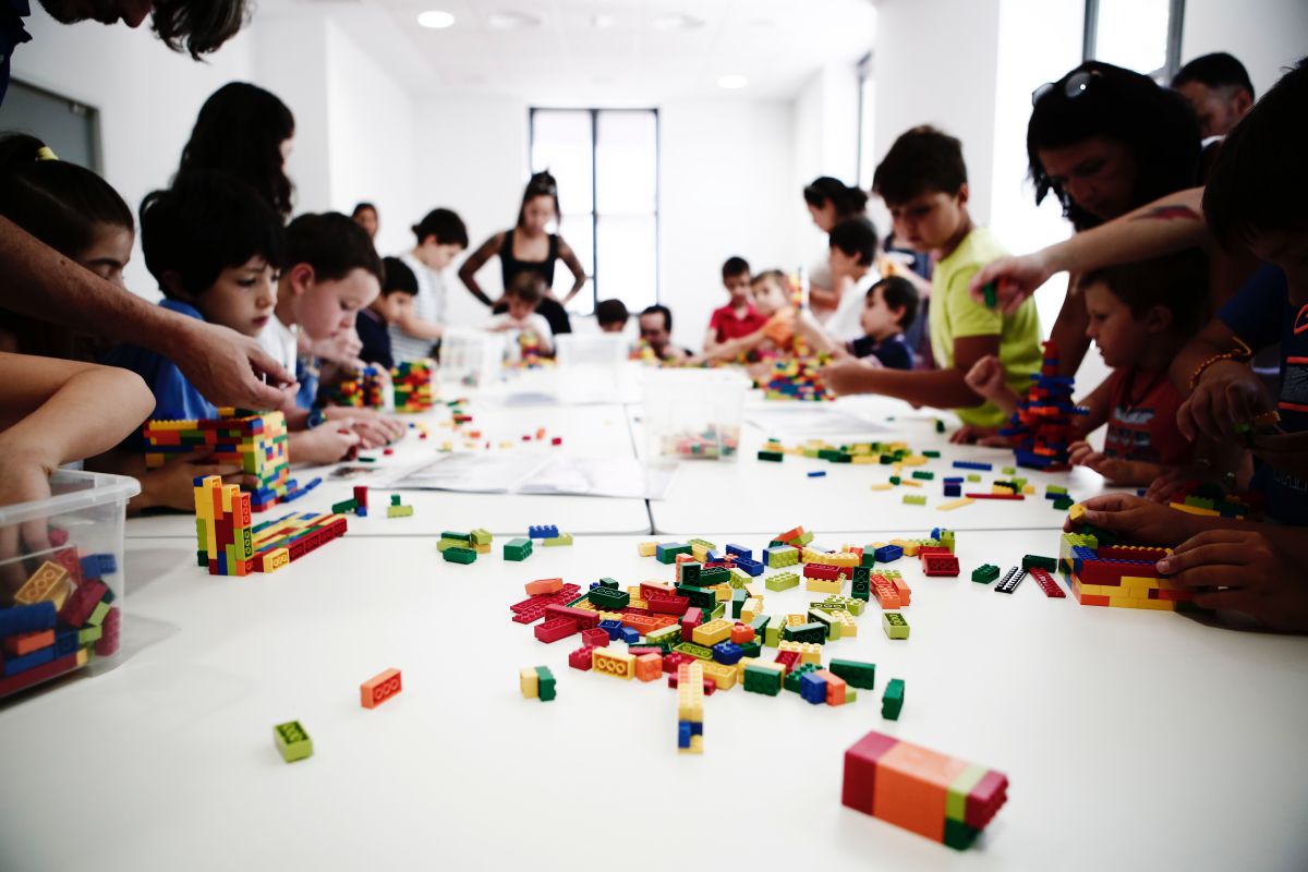 Los niños construyen casas y estructuras en La Urbanoteca. Foto: Espacio Abierto. Los niños construyen casas y estructuras en La Urbanoteca. Foto: Espacio Abierto.