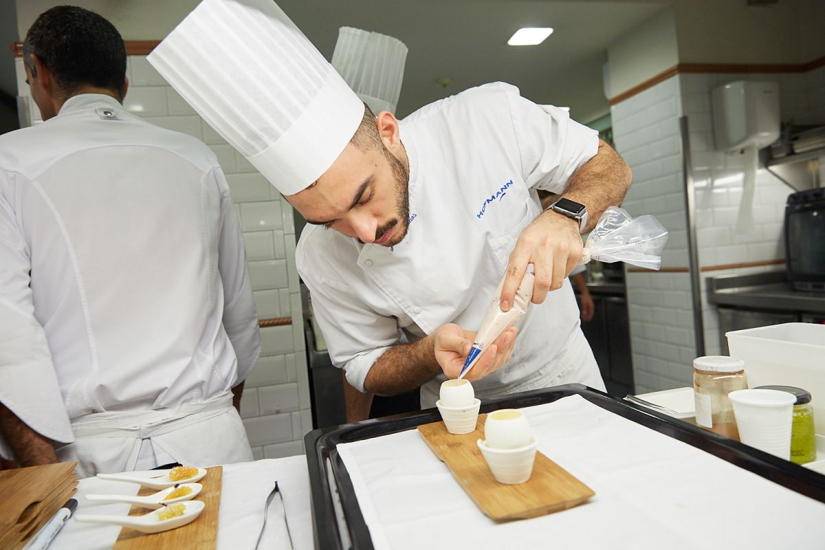 Los comensales asisten a la cocina en directo del 'Hofmann'. Los comensales asisten a la cocina en directo del 'Hofmann'.