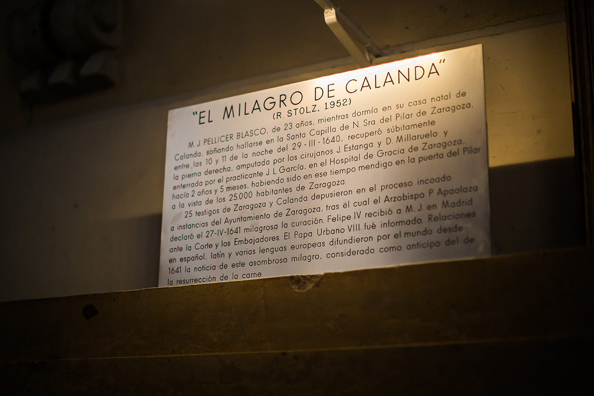 Inscripción donde se cuenta el milagro. Inscripción donde se cuenta el milagro.