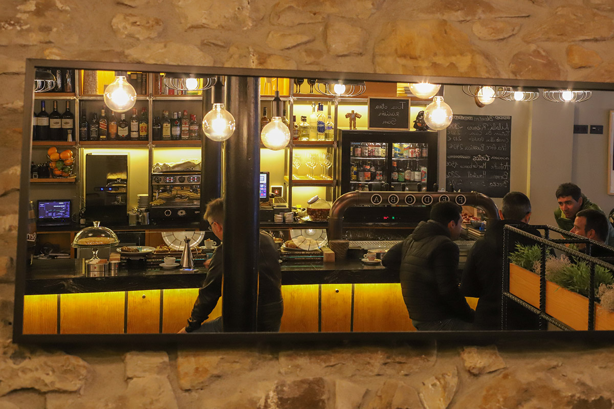 Un vino o una cerveza y buen producto para acompañar. Un vino o una cerveza y buen producto para acompañar.