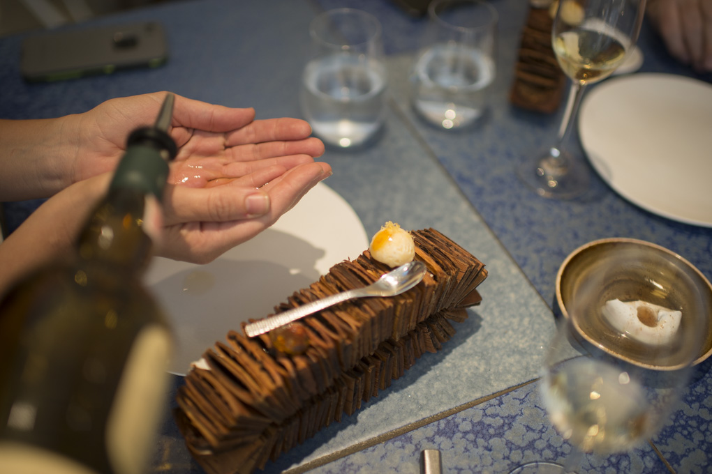 El whisky cae sobre las manos antes de tomar la tarta El whisky cae sobre las manos antes de tomar la tarta