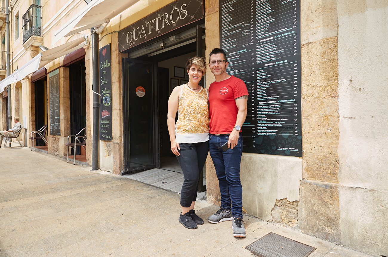 La terraza del 'Quattros' la llevan Marina y Juan, que te van a aconsejar lo mejor de su carta La terraza del 'Quattros' la llevan Marina y Juan, que te van a aconsejar lo mejor de su carta