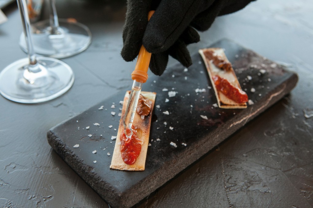 Erizo con tuétano en gotas por pipeta, un resto de la cocina técnica. Buenísimo. Erizo con tuétano en gotas por pipeta, un resto de la cocina técnica. Buenísimo.