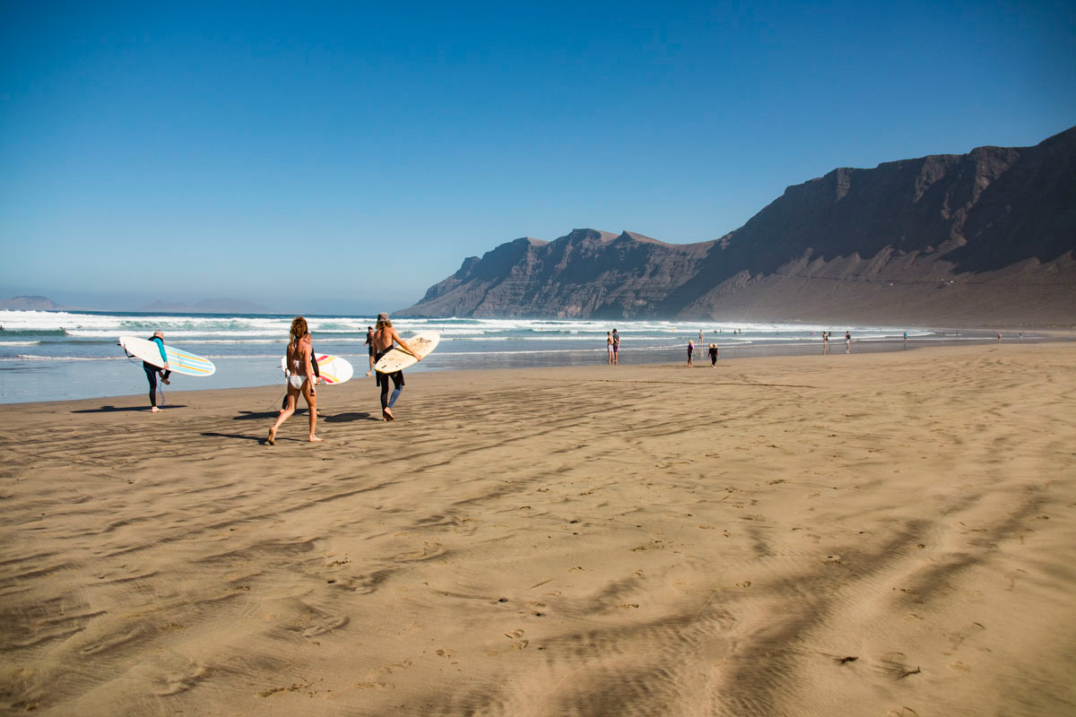De este año no pasa que aprendas a surfear (en Lanzarote). Foto: Javier Sáenz. De este año no pasa que aprendas a surfear (en Lanzarote). Foto: Javier Sáenz.