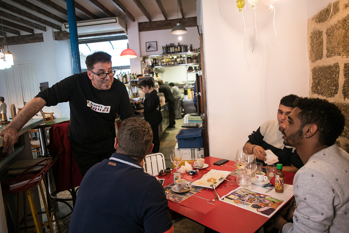 El chef se relaciona con los clientes. El chef se relaciona con los clientes.