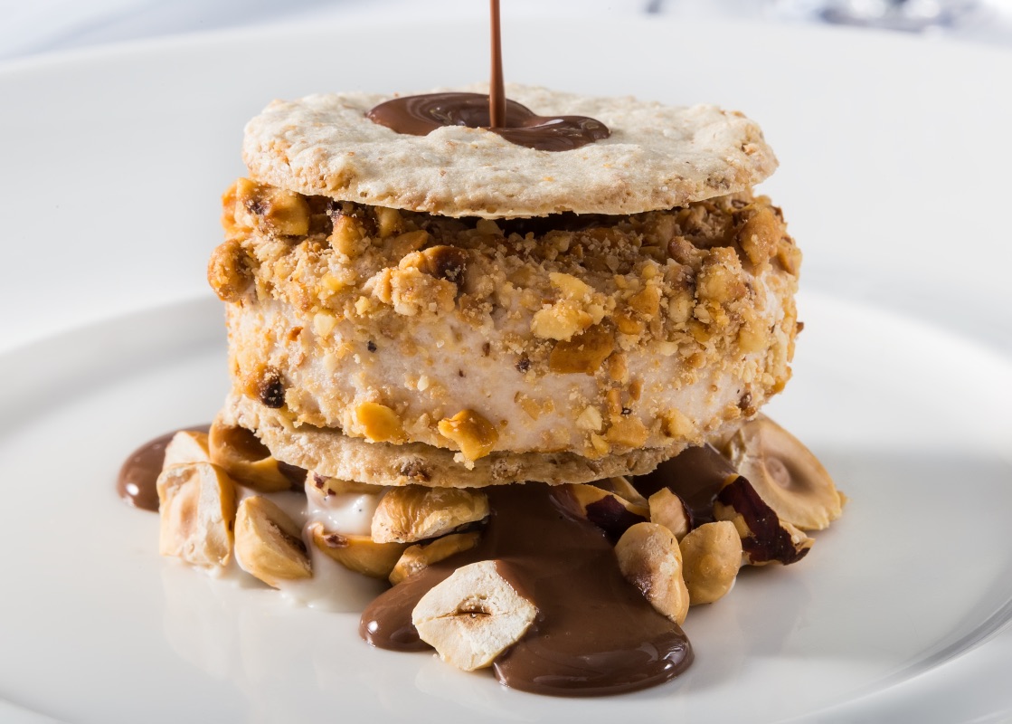 Postre de tarta de avellanas con chocolate del restaurante 'Zuberoa'. Foto: Restaurante Zuberoa. Postre de tarta de avellanas con chocolate del restaurante 'Zuberoa'. Foto: Restaurante Zuberoa.