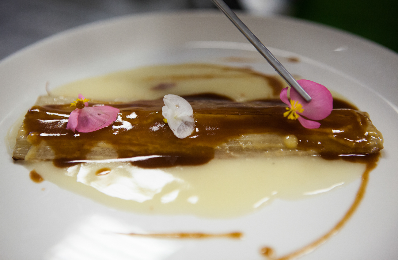 Cardo servido con una 'velouté' acompañado de jamón y almendra tostada. Cardo servido con una 'velouté' acompañado de jamón y almendra tostada.