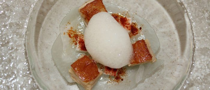 Nabo y calabaza pattison blanca con cochinillo y matices, Casa Gerardo. Nabo y calabaza pattison blanca con cochinillo y matices, Casa Gerardo.