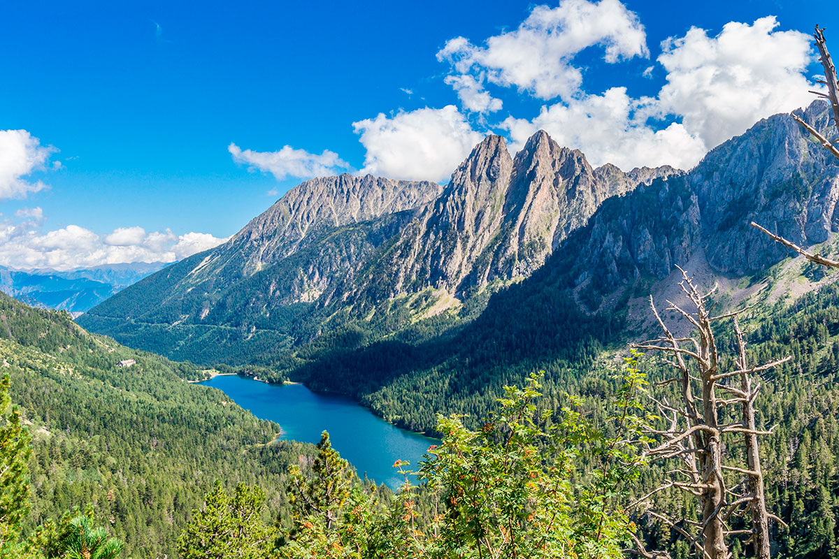 Sort: Lago San Maurici con los picos gemelos Los Encantats al fondo. Foto: Shutterstock Sort: Lago San Maurici con los picos gemelos Los Encantats al fondo. Foto: Shutterstock