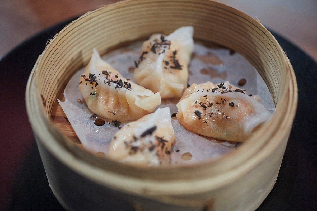El extraordinario dumpling de langostinos, perfecto en cocción, relleno y masa. El extraordinario dumpling de langostinos, perfecto en cocción, relleno y masa.