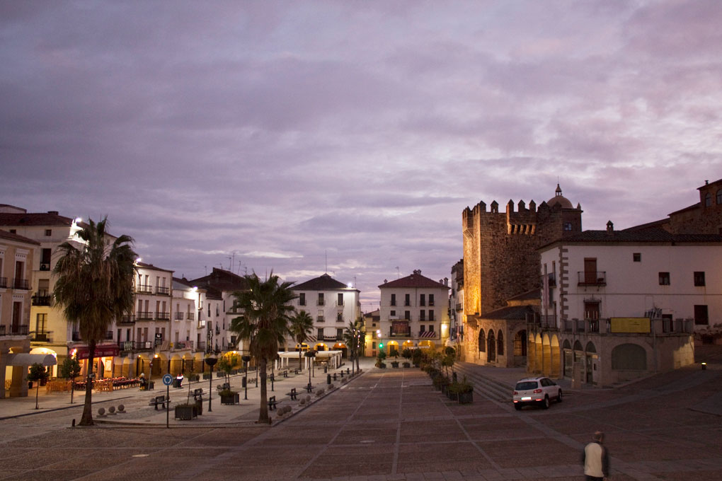 Cáceres al amanecer es así de mágica. Foto: Julio L. Rodríguez. Flickr (Cecida a Guía Repsol). Cáceres al amanecer es así de mágica. Foto: Julio L. Rodríguez. Flickr (Cecida a Guía Repsol).