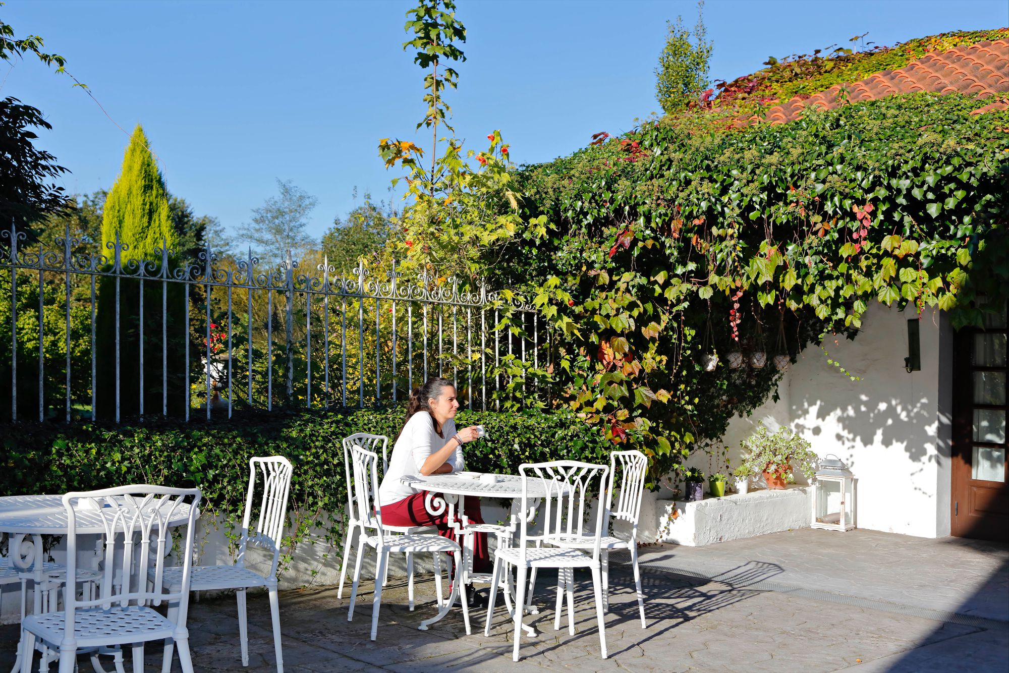 La Casona de Amandi (Villaviciosa, Asturias): terraza en el jardín La Casona de Amandi (Villaviciosa, Asturias): terraza en el jardín