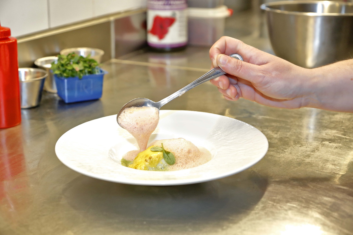 Bacalao con una salsa bearnesa de ají y sopa espumosa de salsa verde de curry verde. Bacalao con una salsa bearnesa de ají y sopa espumosa de salsa verde de curry verde.
