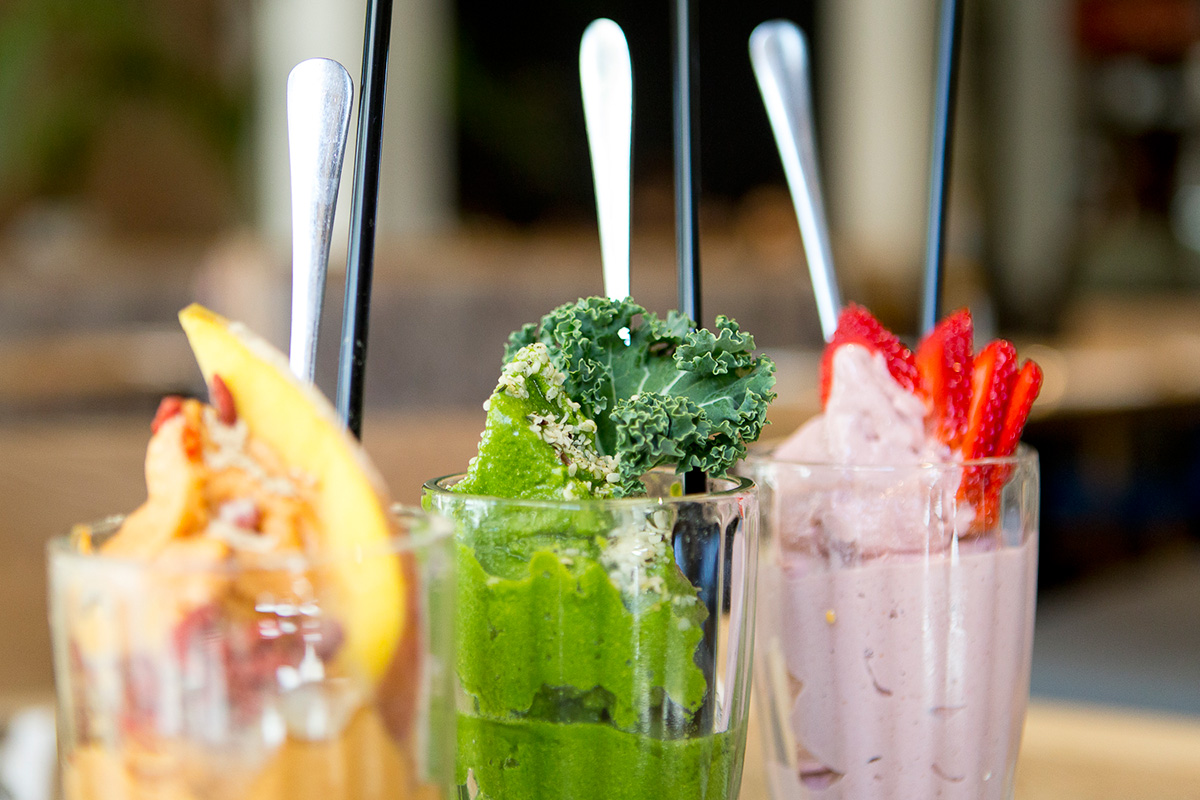 Tropical Superfoods, Green smoothie y Teresa's favourite smoothie del local 'Flax & Kale'. Tropical Superfoods, Green smoothie y Teresa's favourite smoothie del local 'Flax & Kale'.