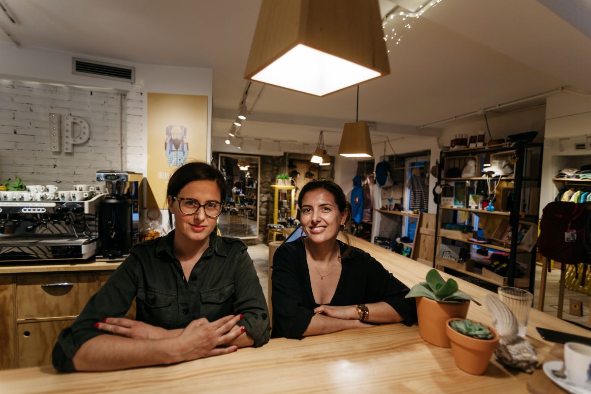 Las hermanas Crisóstomo, en 'Ideas Peregrinas', su acogedor albergue en Tui. Las hermanas Crisóstomo, en 'Ideas Peregrinas', su acogedor albergue en Tui.