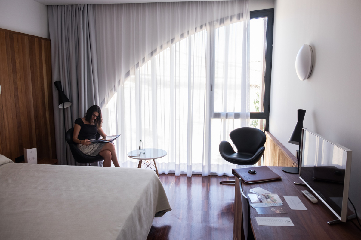 Las habitaciones, con todas las comodidades, se modernizan dejando atrás los siglos de las paredes. Las habitaciones, con todas las comodidades, se modernizan dejando atrás los siglos de las paredes.