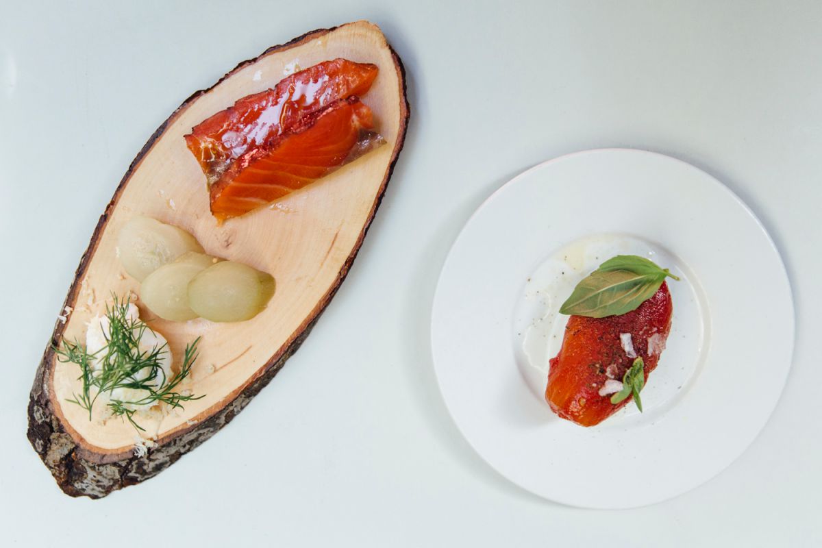 Plato de salmón ahumado al hibiscus con pepinos agridulces y tomate lágrima con 'mozzarella'. Plato de salmón ahumado al hibiscus con pepinos agridulces y tomate lágrima con 'mozzarella'.