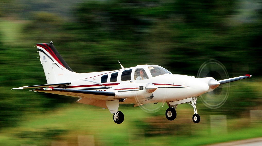Un jet privado sobrevuela campos de golf. Foto: Jones Cesar. Flickr. Un jet privado sobrevuela campos de golf. Foto: Jones Cesar. Flickr.
