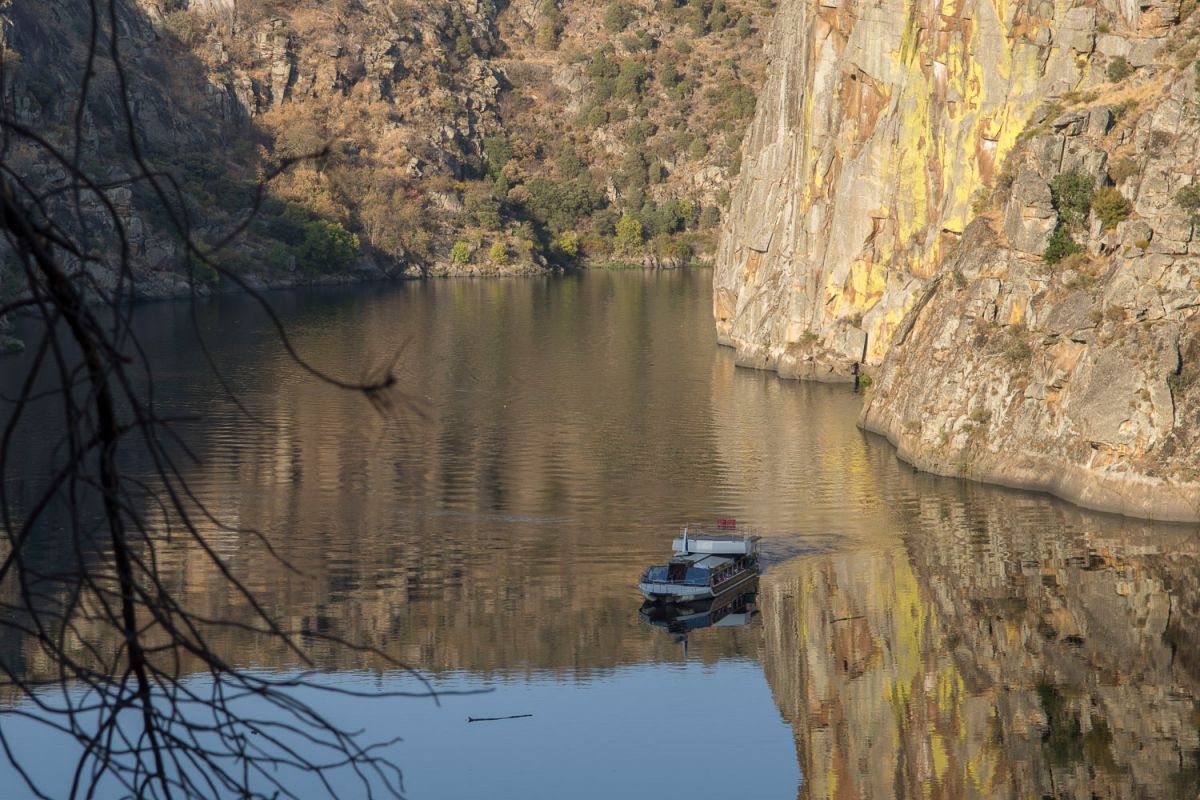 Crucero fluvial en Arribes, cerca de Riohonor de Castilla y Rio de Onor de Portugal. Foto: Manuel Ruiz Toribio Crucero fluvial en Arribes, cerca de Riohonor de Castilla y Rio de Onor de Portugal. Foto: Manuel Ruiz Toribio