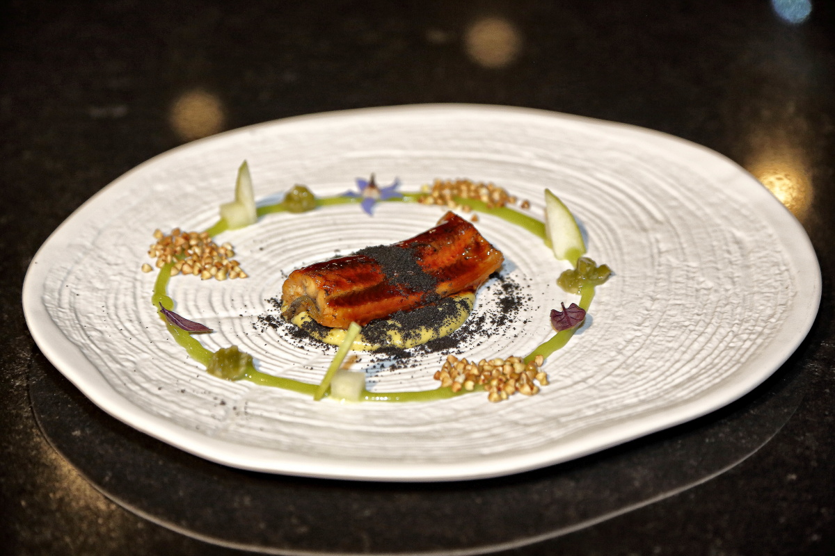 Anguila kabayaki con maíz, sésamo negro, manzana verde y wasabi. Anguila kabayaki con maíz, sésamo negro, manzana verde y wasabi.