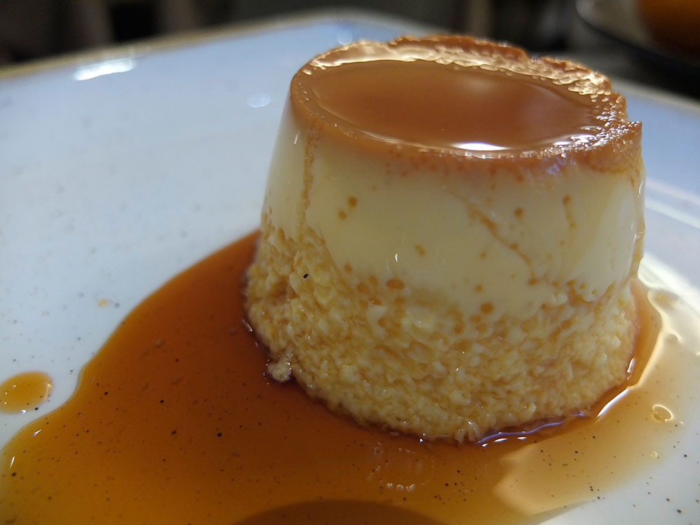 Y de postre, un delicioso flan de huevo casero. Y de postre, un delicioso flan de huevo casero.