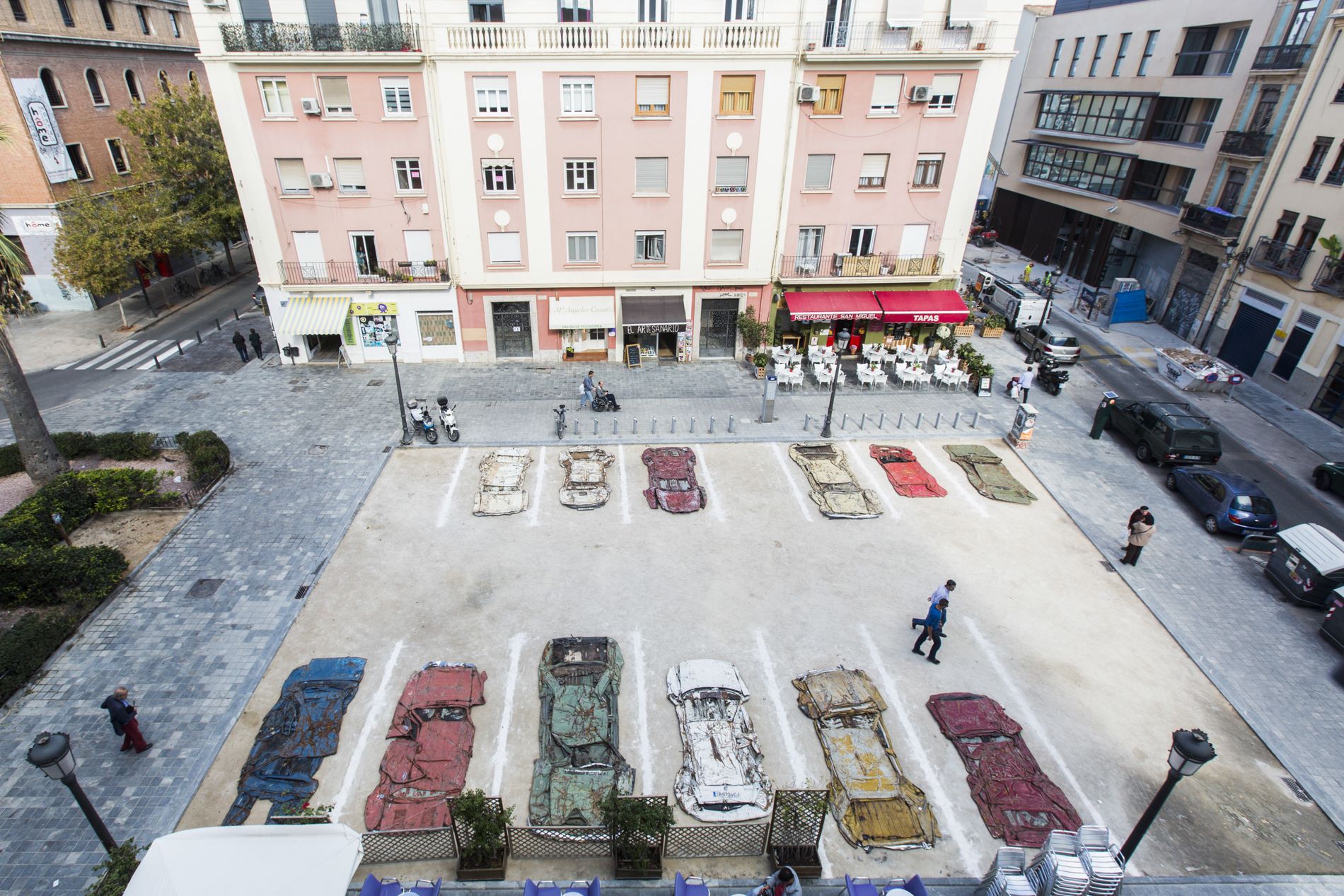 Una pintada en el suelo de un parking emulando, precisamente, un aparcamiento de coches. Una pintada en el suelo de un parking emulando, precisamente, un aparcamiento de coches.