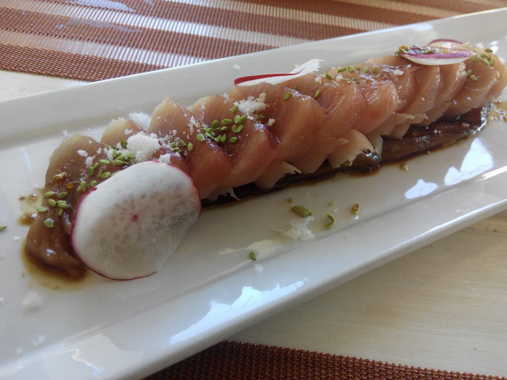 Sashimi de bonito sobre berenjena a la llama y miso. Foto: V.K. Sashimi de bonito sobre berenjena a la llama y miso. Foto: V.K.