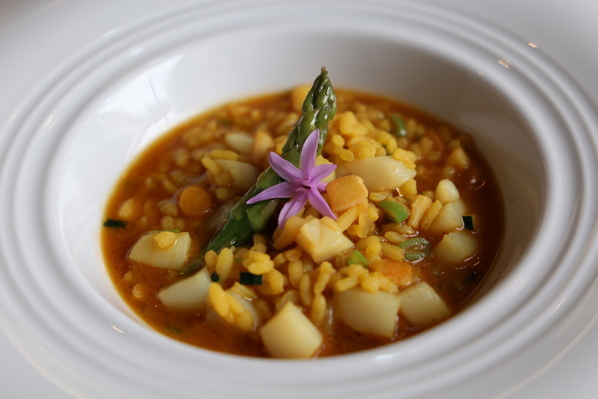 Arroz caldoso de vieira con flor de ajo y triguero. Arroz caldoso de vieira con flor de ajo y triguero.