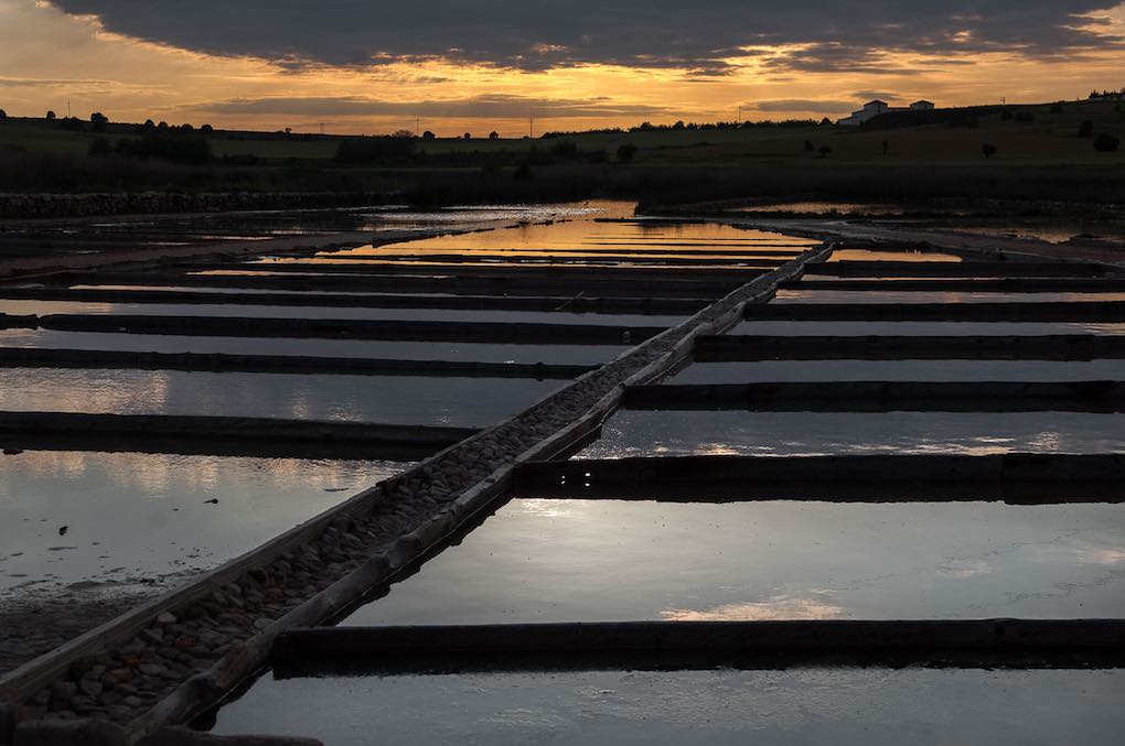 Las salinas, abandonadas, forman uno de los paisajes más pintorescos del recorrido. Las salinas, abandonadas, forman uno de los paisajes más pintorescos del recorrido.