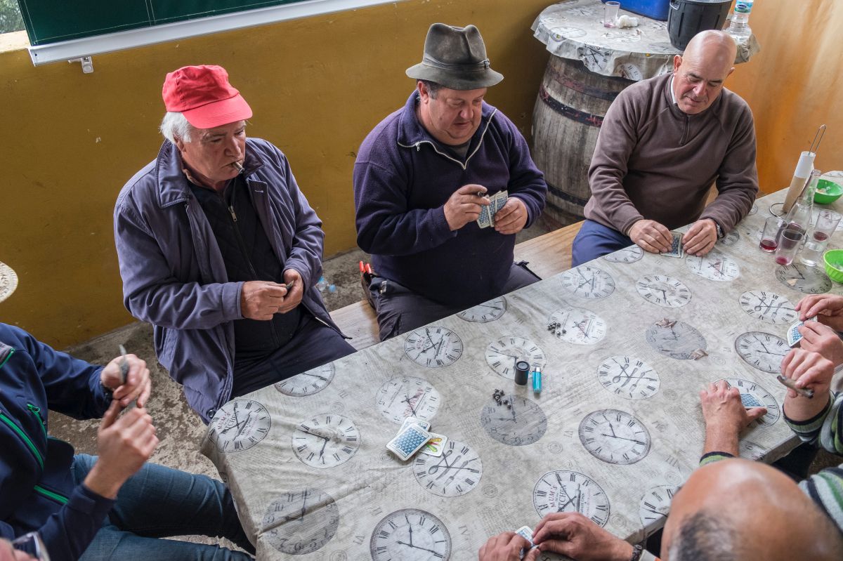 Los hombres juegan a las cartas en el guachinche Zacatín, en Tenerife. Los hombres juegan a las cartas en el guachinche Zacatín, en Tenerife.