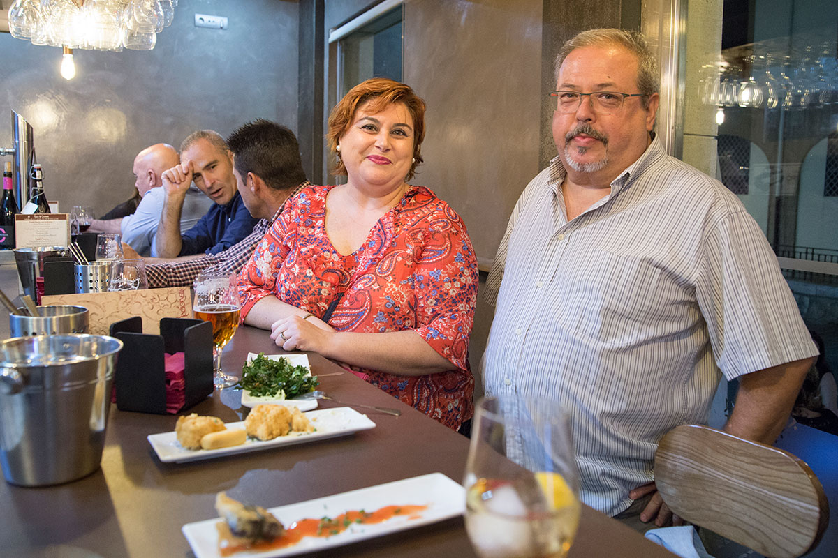 Clientes del local saboreando los platos de la casa. Clientes del local saboreando los platos de la casa.