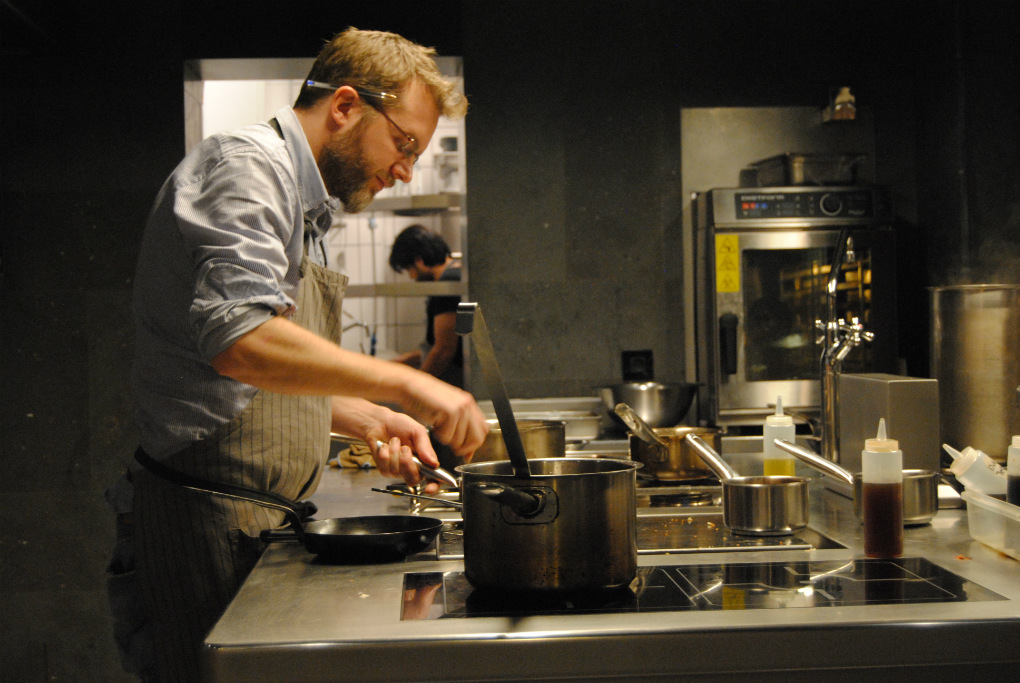 La cocina a la vista de Gresca Bar / Foto: E.R. La cocina a la vista de Gresca Bar / Foto: E.R.