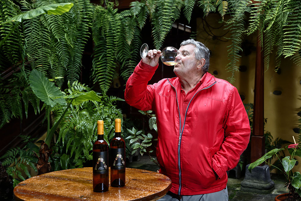 Carlos Pérez disfruta de sus vinos con las visitas que llegan a su bodega casi a diario. Carlos Pérez disfruta de sus vinos con las visitas que llegan a su bodega casi a diario.