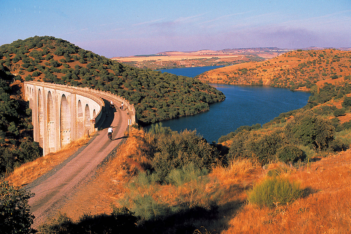 Vía Verde de la Jara. Foto: Fundación de los Ferrocarriles Españoles. Vía Verde de la Jara. Foto: Fundación de los Ferrocarriles Españoles.
