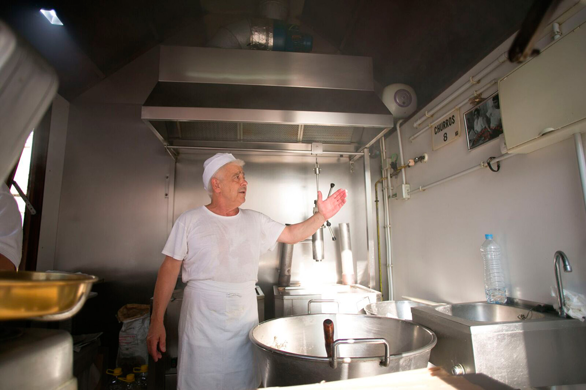Áticos Cádiz: Los huéspedes no se van de Cádiz sin probar los churros de Manolo. Foto: Juan Carlos Toro Áticos Cádiz: Los huéspedes no se van de Cádiz sin probar los churros de Manolo. Foto: Juan Carlos Toro