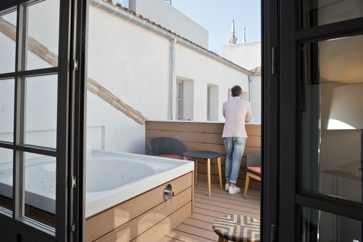 La Suite Meller cuenta con jacuzzi en la terraza y una elegancia de otro tiempo. La Suite Meller cuenta con jacuzzi en la terraza y una elegancia de otro tiempo.