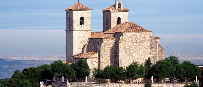 Iglesia parroquial de Campo Real, que fue un castillo. Iglesia parroquial de Campo Real, que fue un castillo.