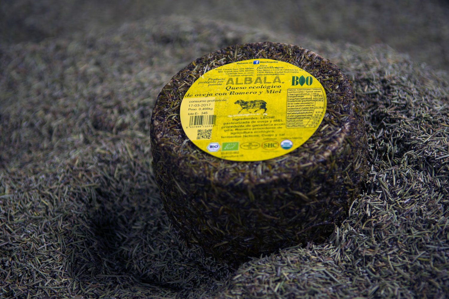 El queso de miel y romero en la corteza. El queso de miel y romero en la corteza.