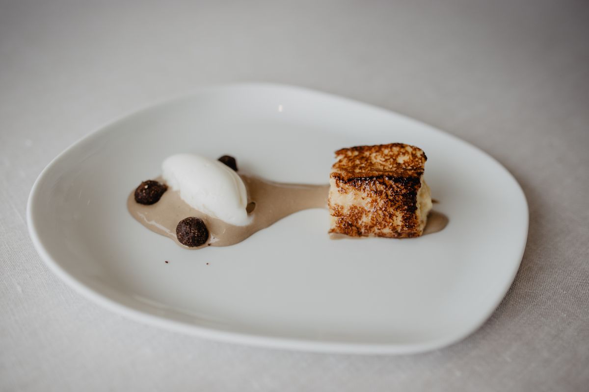 Postre de torrija carameliza, café de cacao y leche cruda del restaurante 'Culler dePau', en O Grove, Pontevedra. Postre de torrija carameliza, café de cacao y leche cruda del restaurante 'Culler dePau', en O Grove, Pontevedra.