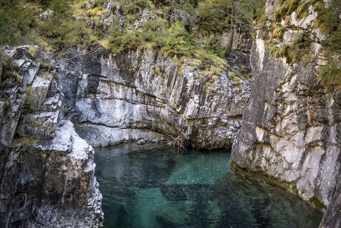 El color del Ara cambia en los pozos más cercanos al puente de Los Navarros. El color del Ara cambia en los pozos más cercanos al puente de Los Navarros.