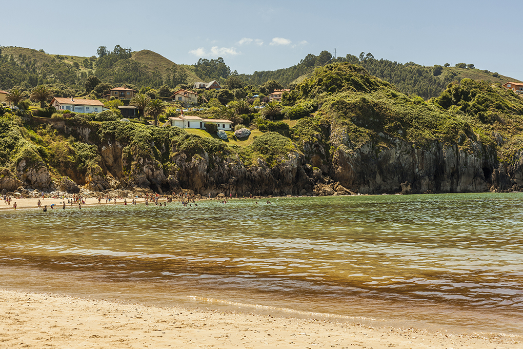 Aprovecha para acceder a las Lastras de Pechón cuando hay marea baja en la playa de Amio. Foto: Shutterstock. Aprovecha para acceder a las Lastras de Pechón cuando hay marea baja en la playa de Amio. Foto: Shutterstock.
