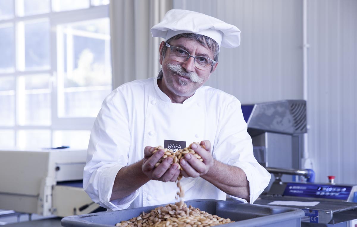 Rafa Gorrotxategi, el artífice de estos deliciosos turrones. Rafa Gorrotxategi, el artífice de estos deliciosos turrones.